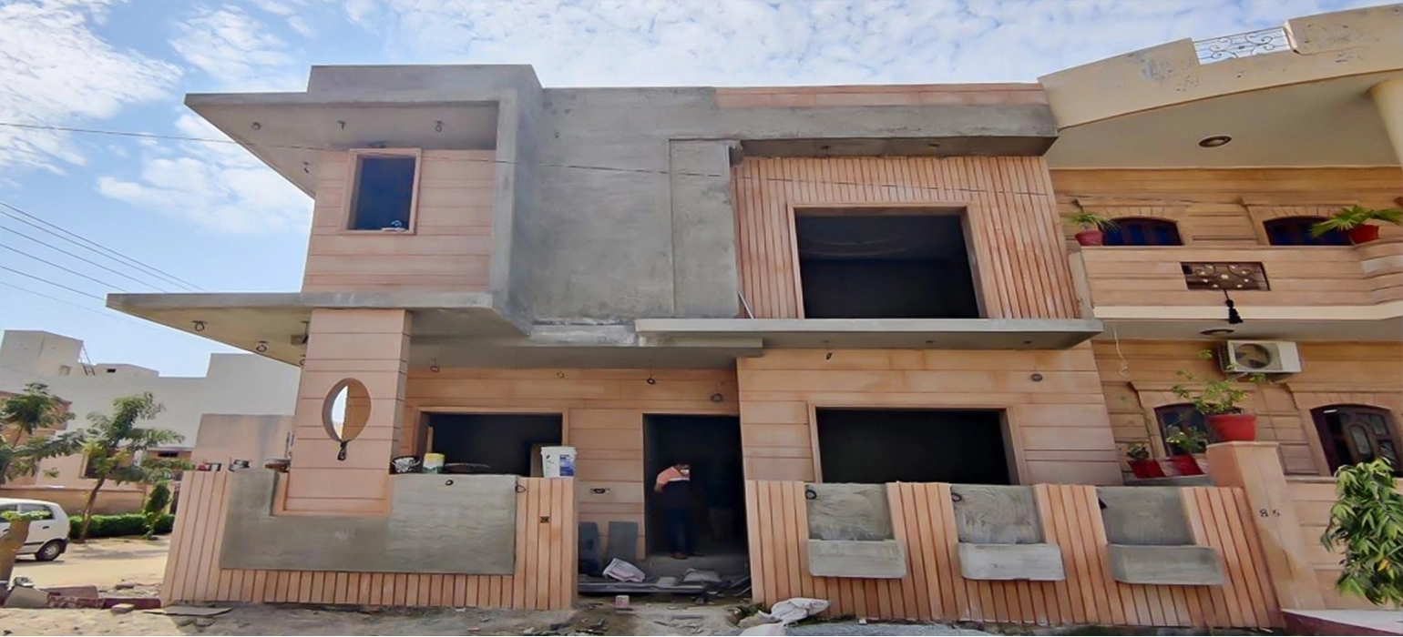 Building structure with scaffolding